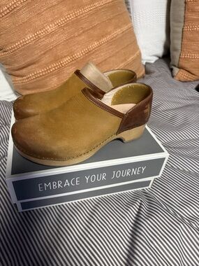 Dansko Brenna Burnished suede tan size 38